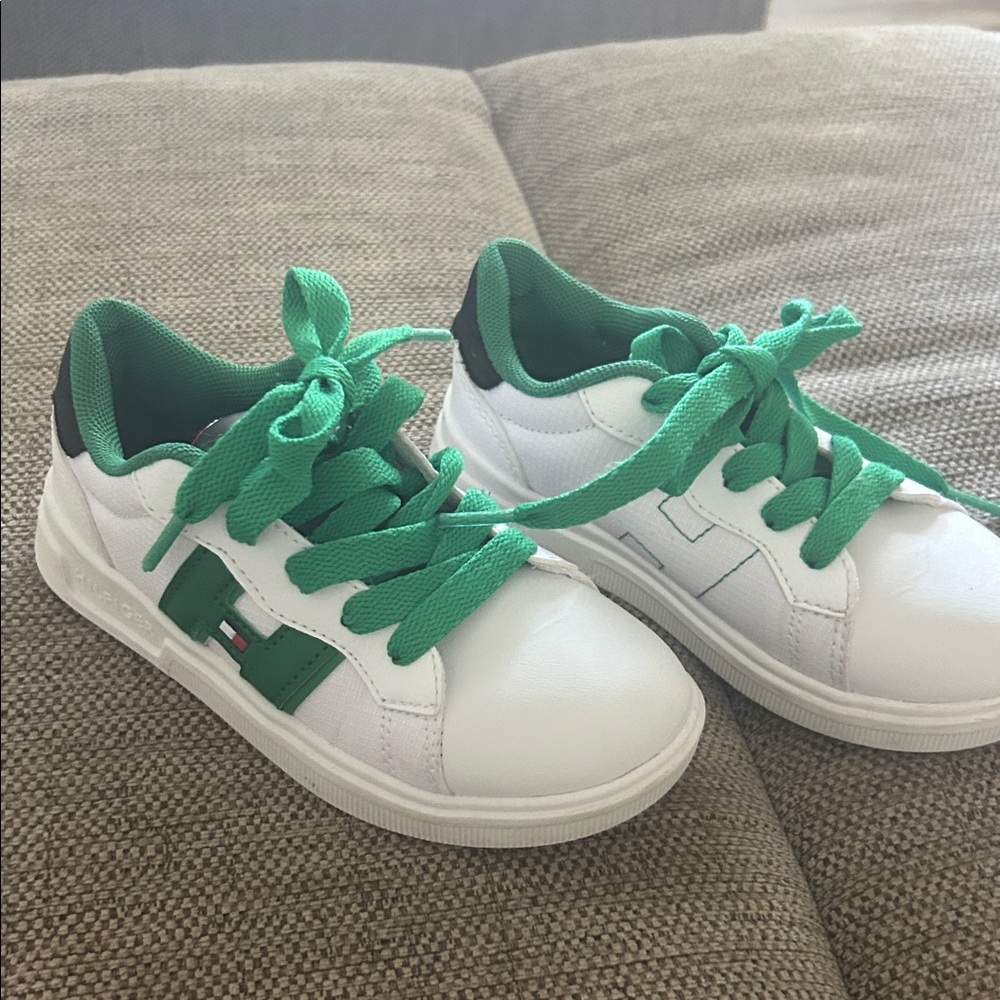 Tommy Hilfiger Kids Sneakers in White and Green